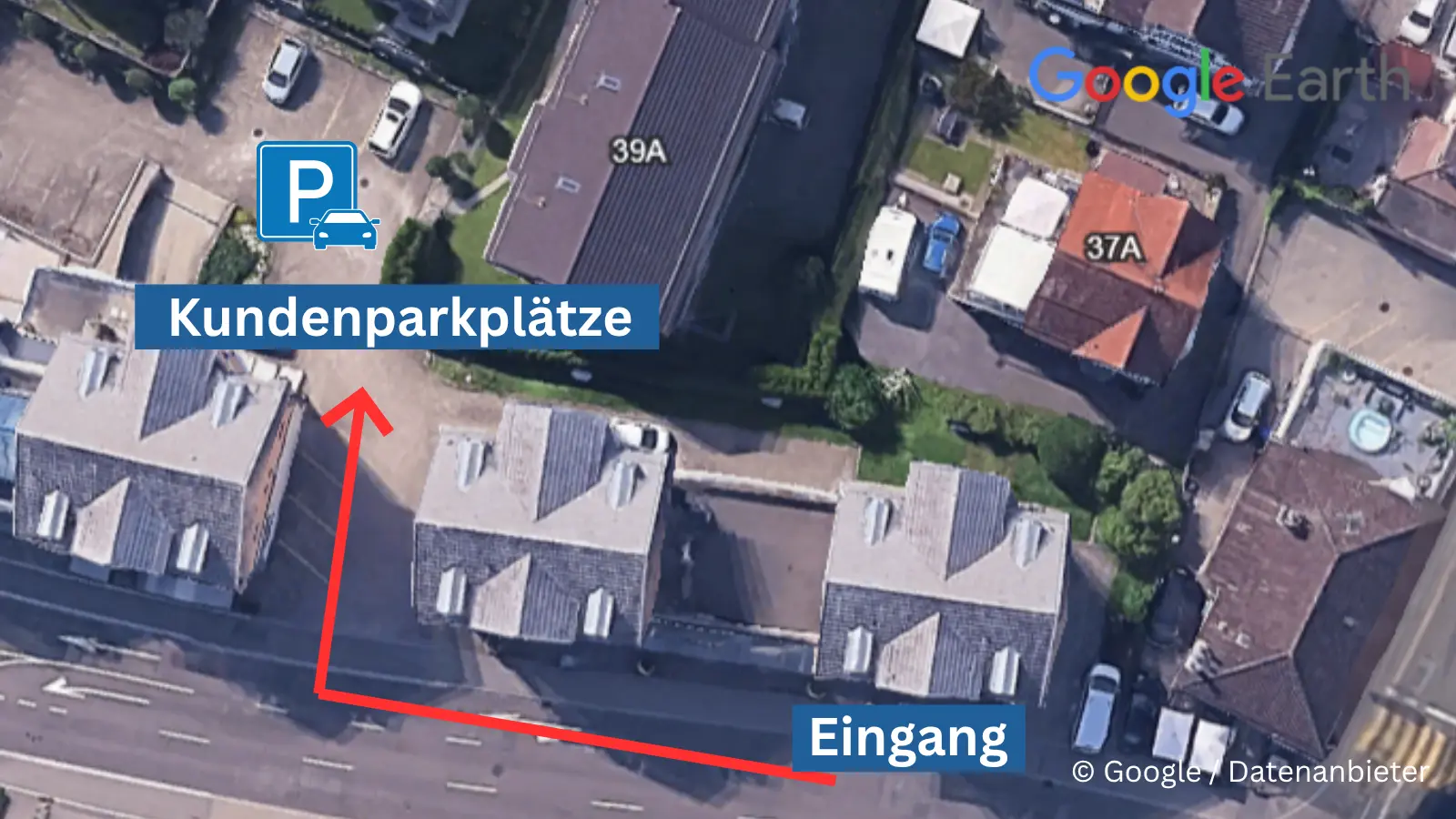 Kundenparkplätze und Eingang bei Kühnis Optik Gossau