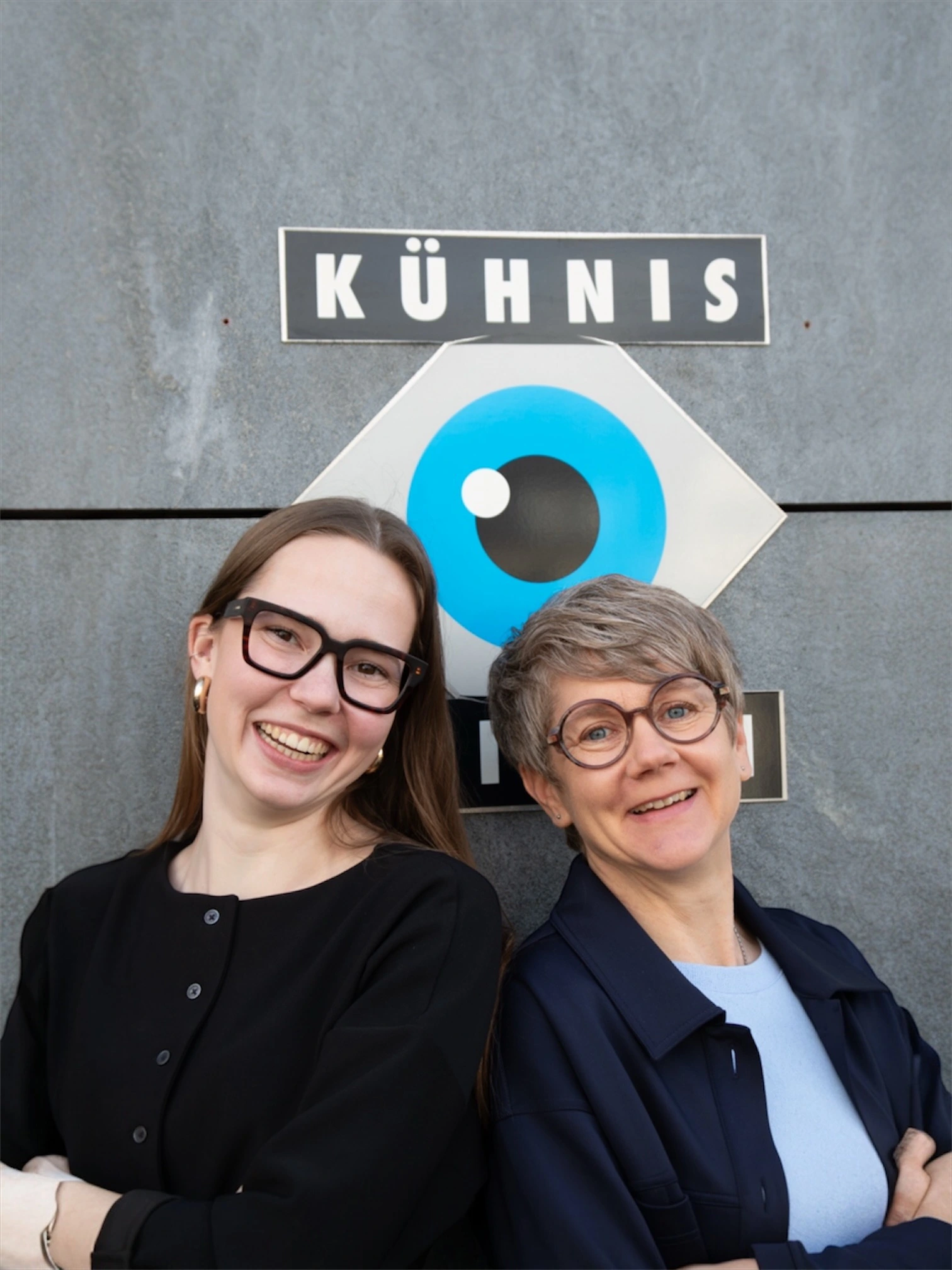 Das Team von Kühnis Optik vor dem Fachgeschäft in Gossau