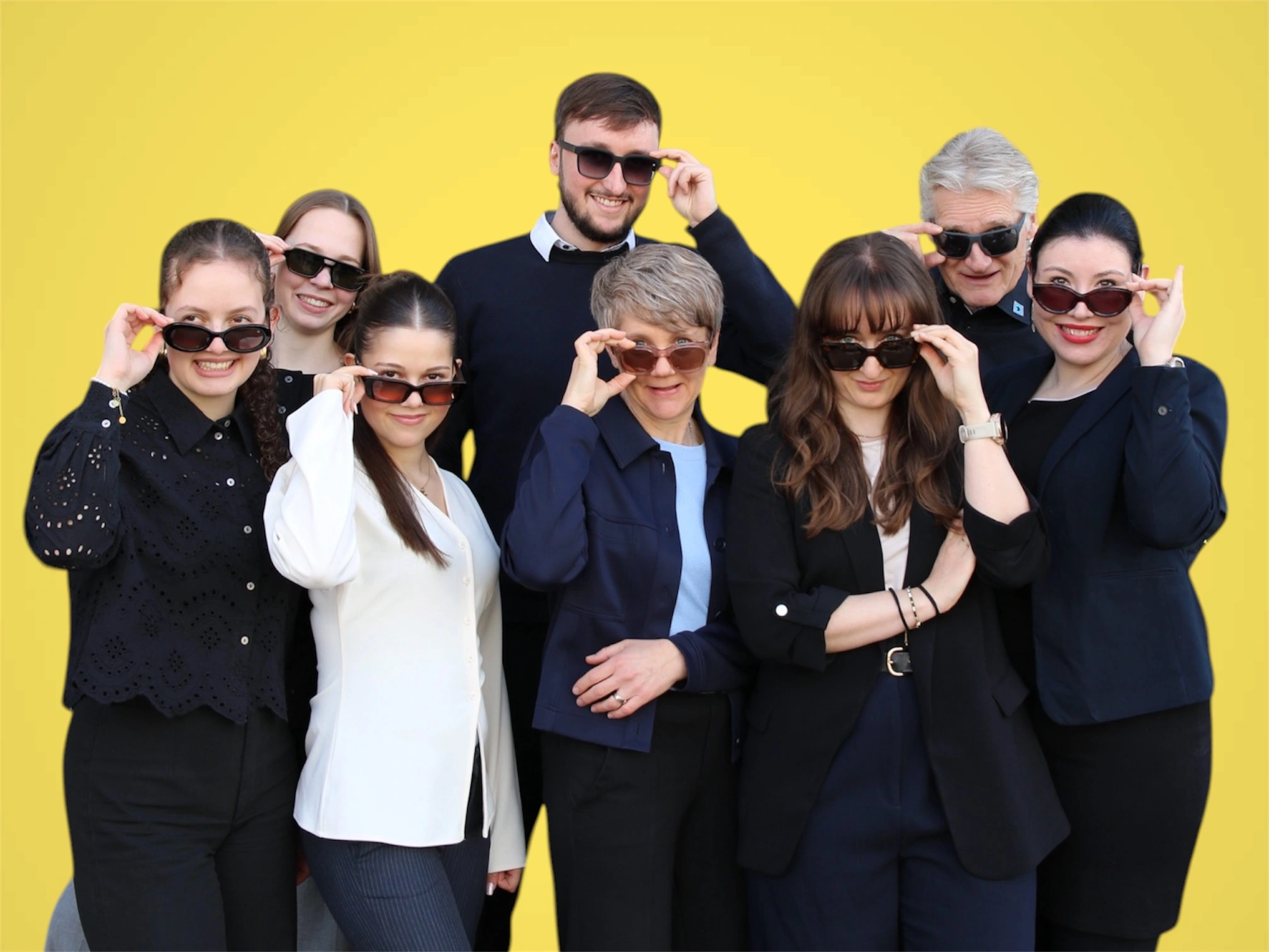Teamfoto von Kühnis Optik Gossau mit Sonnenbrillen